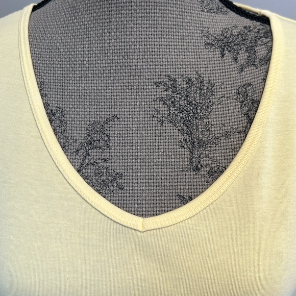 Talbots 100% Pima Cotton V Neck Short Sleeve Sz M Lemon Yellow Tee Shirt Top - Picture 3 of 7